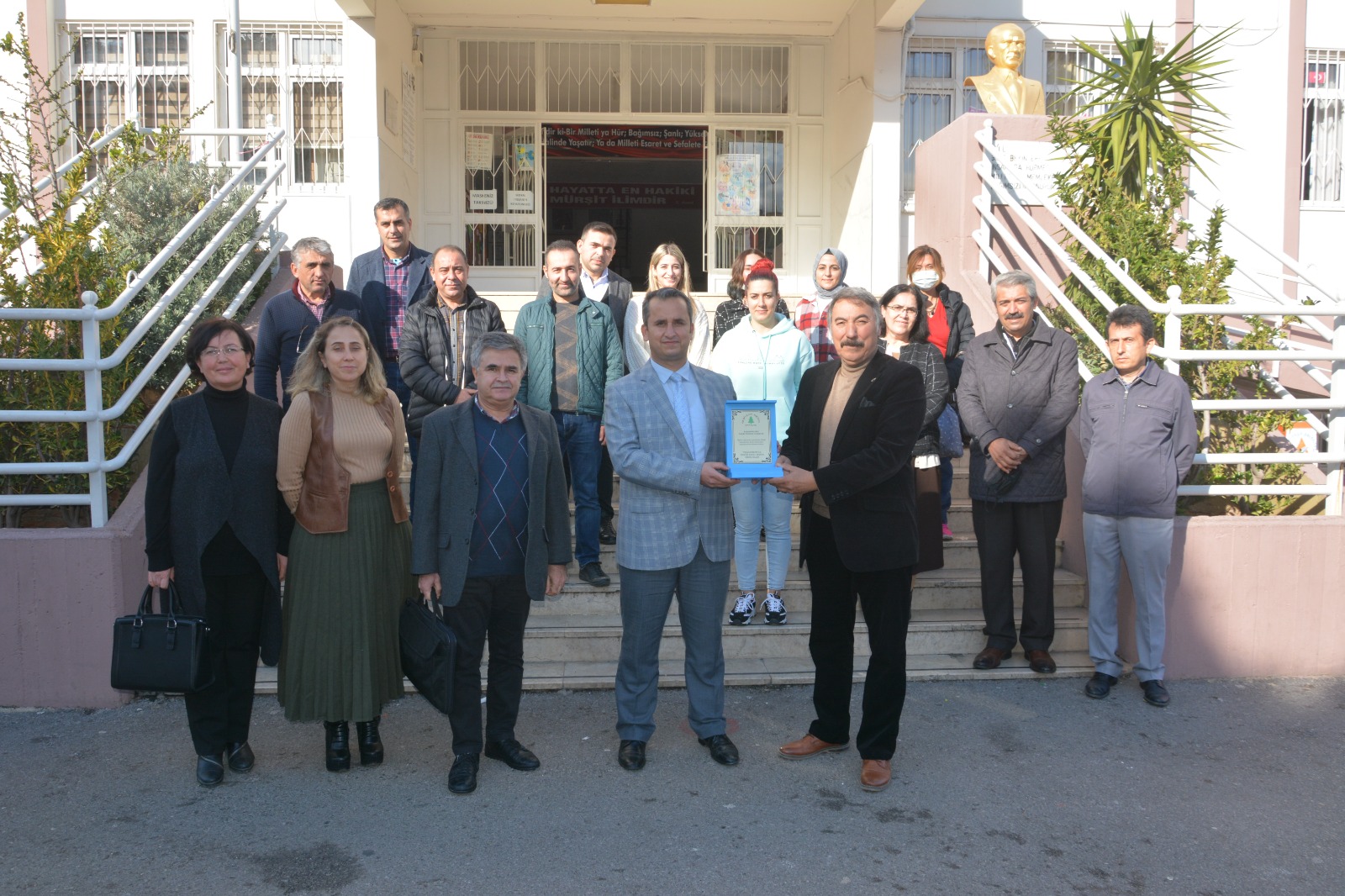 Hakkı Tatoğlu ilkokuluna başarı ödülü  