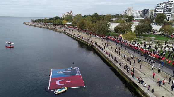 Kadıköy'de Ata'ya Saygı Zinciri Yapıldı!