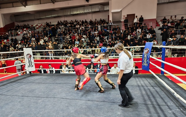 İZMİR’DE HAFIZALARDAN SİLİNMEYECEK KİCK BOKS GALA GECESİ DÜZENLENDİ