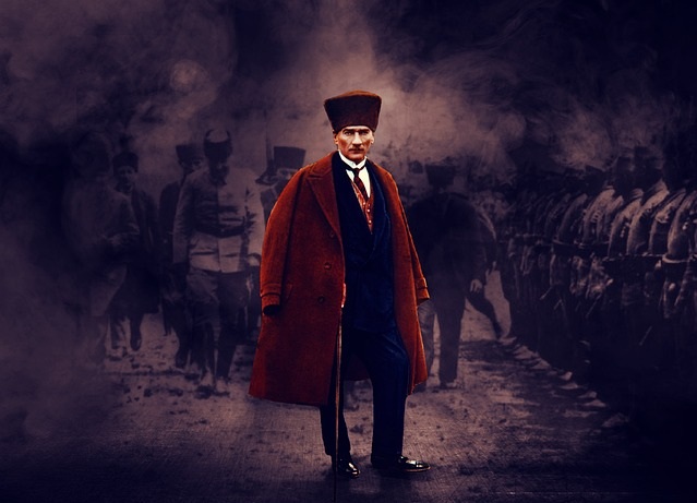 Her Yakaya Bir Atatürk Rozeti